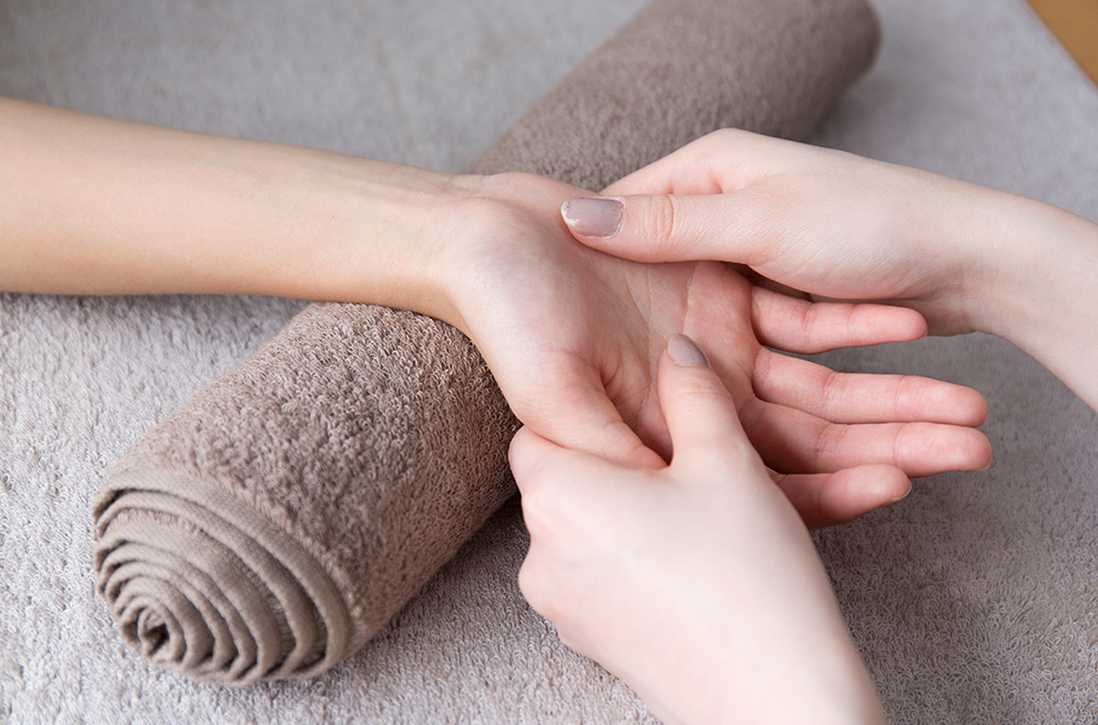 Experience Hand Reflexology. Reflex & Reset, based in Bishops Stortford and services all surrounding areas. Call 07799 536 020 to book.